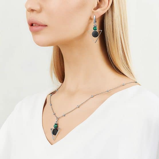 Young girl with earrings and necklace set in jewelry models photography quality photo studio